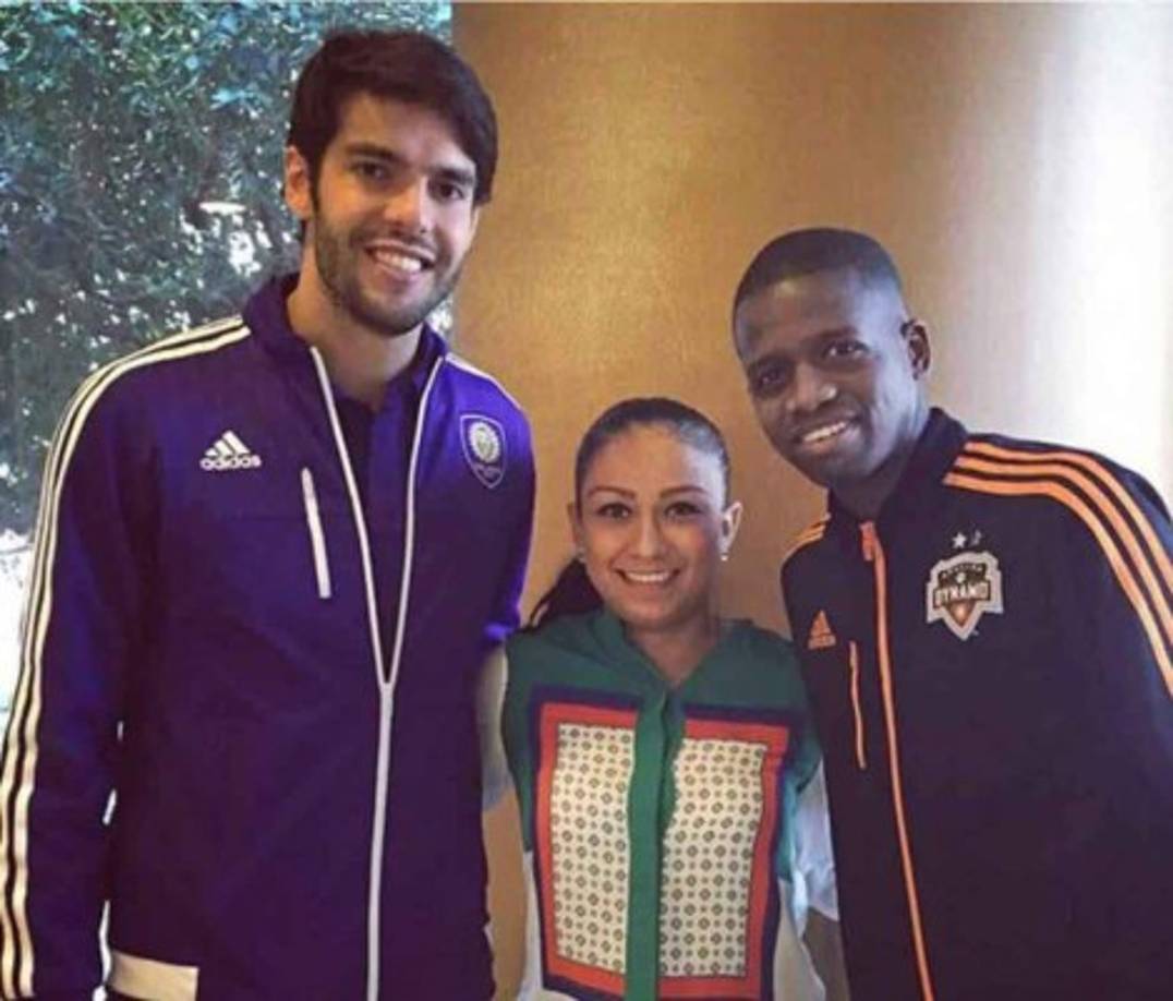 El brasileño Kaká compartió y posó con Boniek García y su esposa.