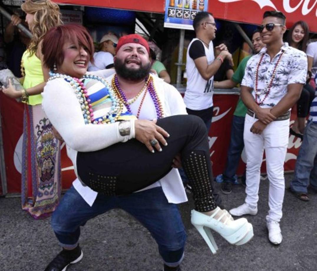 Los asistentes tuvieron que cargar con toda la diversión.