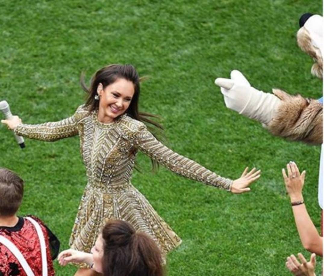 La cantante de ópera local Aida Garifullina interpretó la canción popular rusa “Kalinka”. Ella también estuvo en la inauguración del mundial junto a Robbie Williams