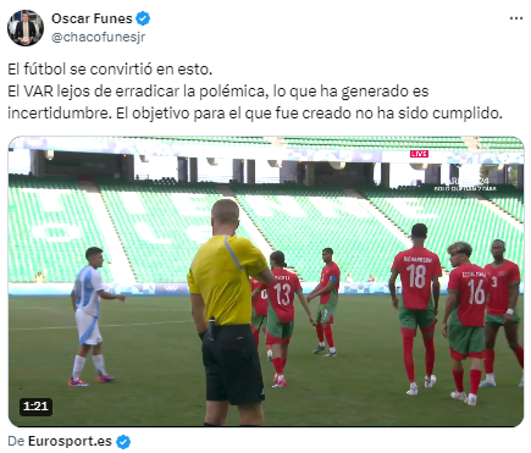 “El fútbol se convirtió en esto. El VAR lejos de erradicar la polémica, lo que ha generado es incertidumbre. El objetivo para el que fue creado no ha sido cumplido”.