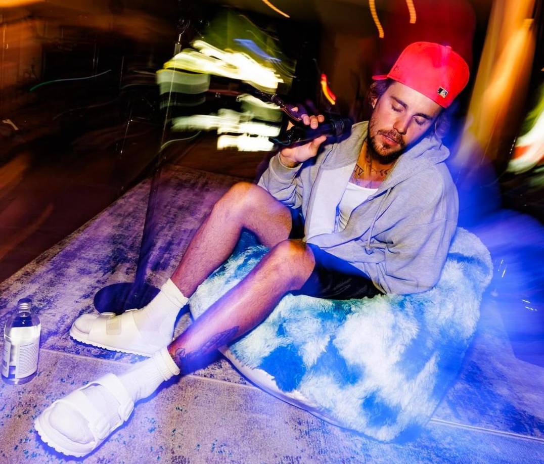 Justin no añadió un pie de foto a las imágenes, pero acompañó una de sus provocativas fotografías con la canción <i>”Agora Hills”</i> de Doja Cat, mientras que en otra, más alejada, utilizó la melodía de <i>”Too Fast”</i> de Future. 