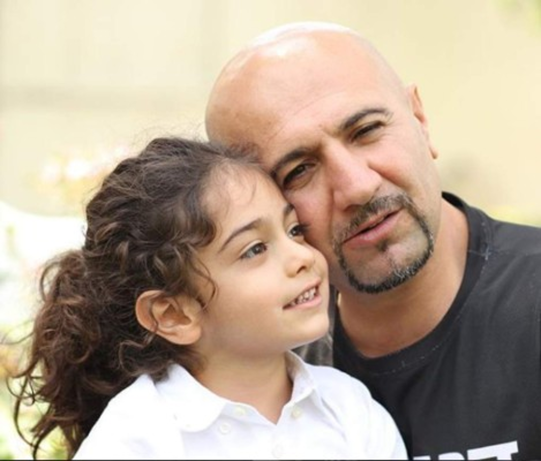 Arat junto a su padre.