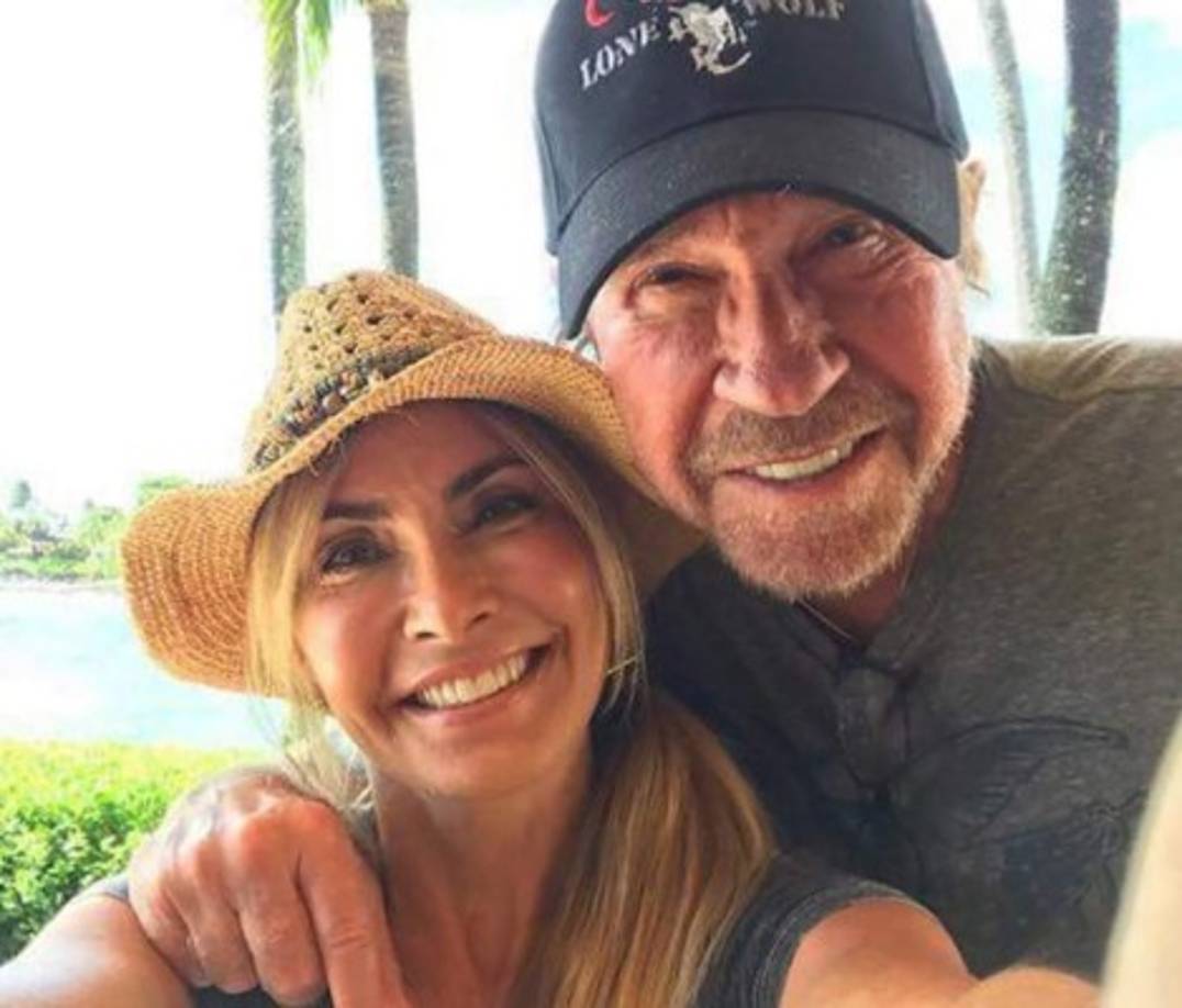 Según reportes Chuck Norris ya gastó dos millones de dólares en tratamientos para su esposa, y reclama diez a los fabricantes del gadolinium que la dejó sufriendo.<br/><br/>