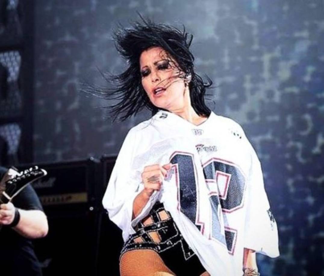 Los usuarios iniciaron un tremendo debate sobre el cuerpo de la cantante, varios internautas la felicitaron por mostrarse sin filtros y no tener pena de mostrar sus imperfecciones.