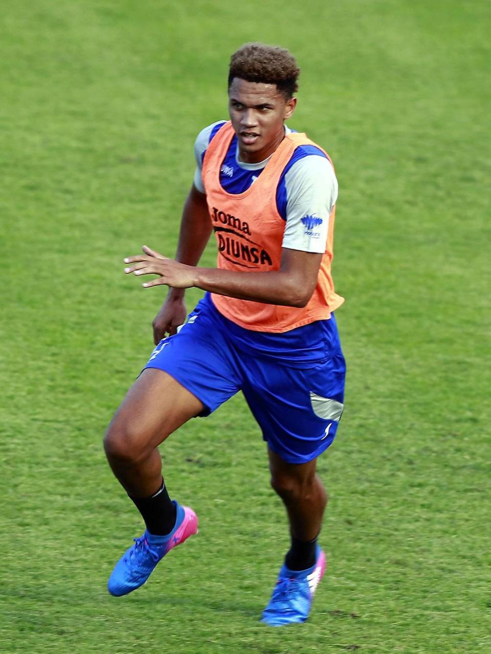 El joven futbolista ya ha vestido los colores de la Selección de Honduras y ha participado en microciclos de trabajo.