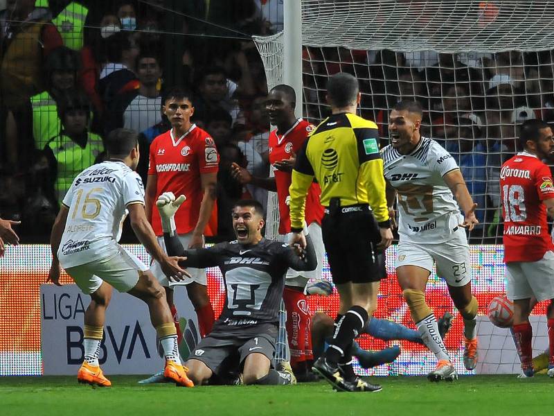 El portero Julio González de los Pumas y su emoción tras marcar de cabeza.