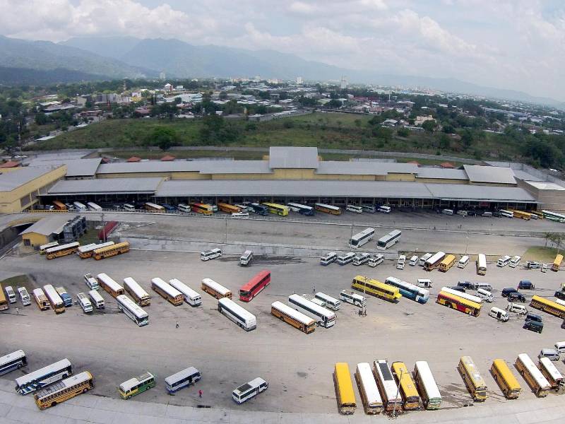 Unos 3,700 buses urbanos están legalmente registrados en el país.