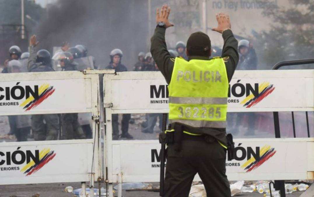 Pese a que la frontera entre Colombia y Venezuela sigue cerrada, los disturbios entre militares venezolanos y manifestantes opositores continúan en el puente fronterizo Francisco de Paula Santander, obligando a las autoridades colombianas a mediar para evitar nuevos choques.