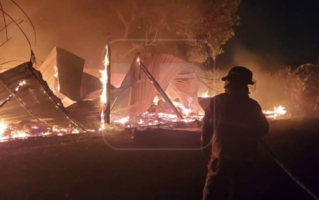 Testigos de varias colonias del sector noroeste relataron ver las bolas de fuego que eran provocadas por la explosión de barriles con aceite y la quema de una retroexcavadora.