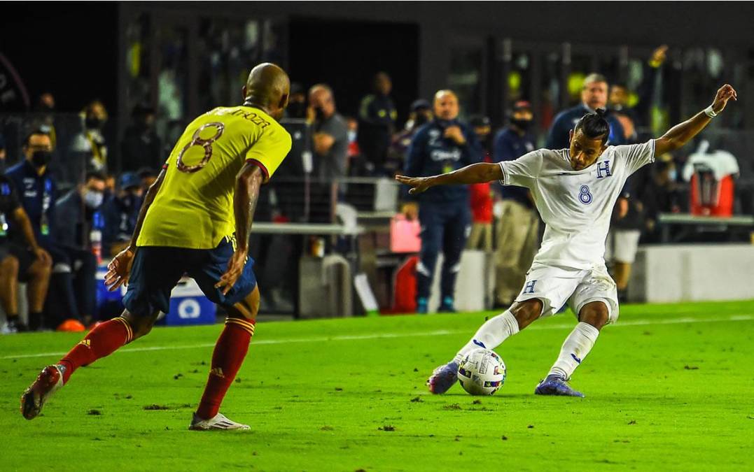 Edwin Rodríguez sacando un centro al área de Colombia.