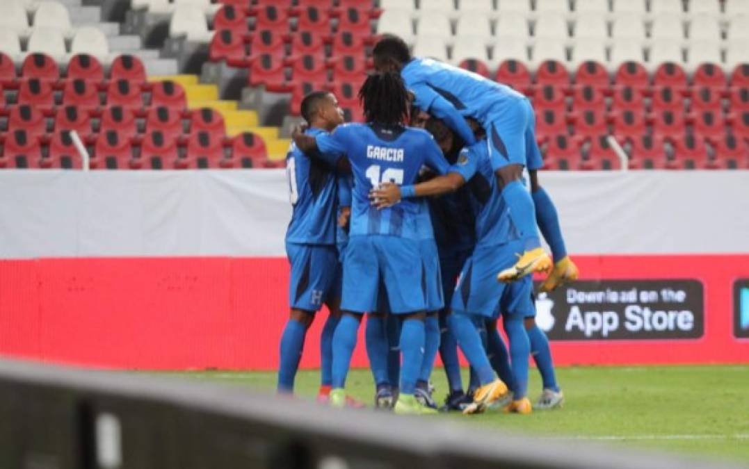 El volante Edwin Rodríguez cobró un tiro libre preciso y en el área el capitán Denil Maldonado cabeceó con elegancia para superar al arquero canadiense James Pantemis. Era el 1-1, minuto 30. Justo y merecido. Foto Fenafuth.