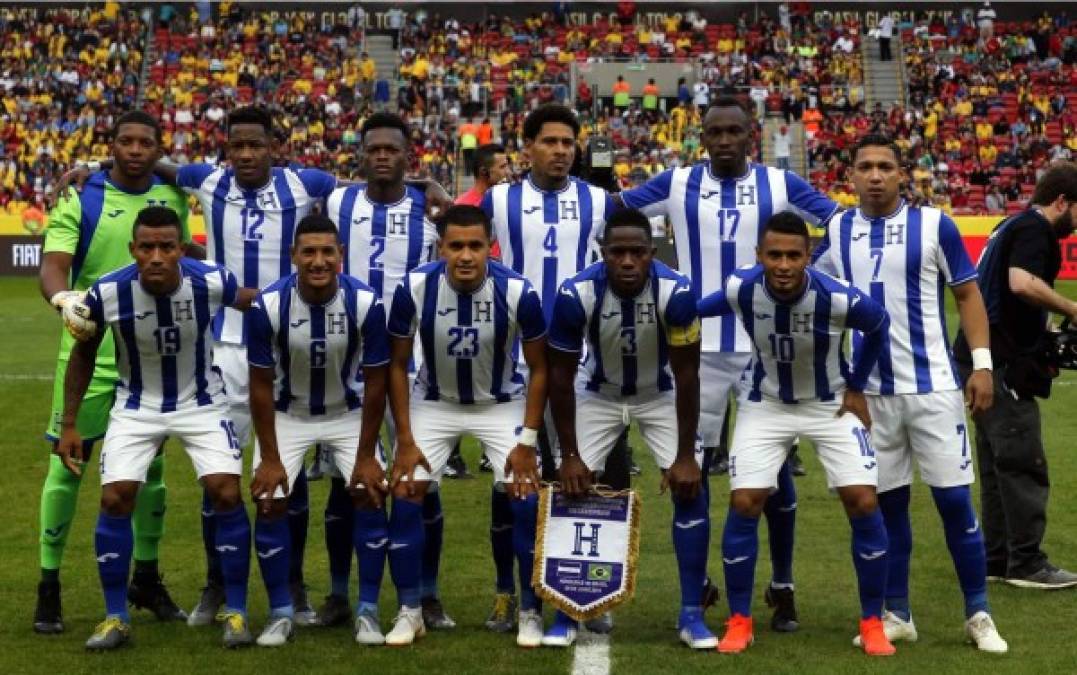 El 11 titular de Honduras posando previo al partido contra Brasil.
