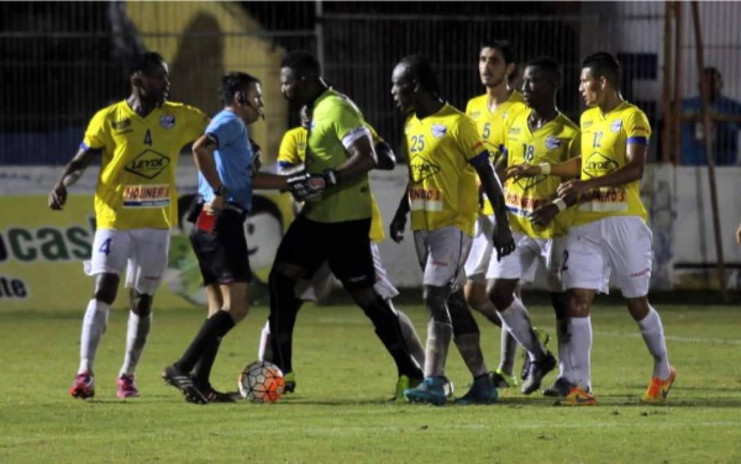 EN FOTOS: La agresión de John Bodden al árbitro en Copa Presidente