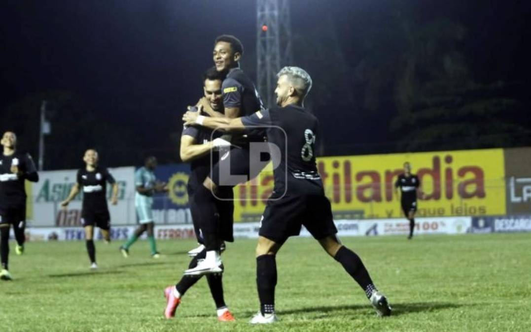 Marcelo Canales celebrando con sus compañeros el golazo olímpico que le hizo al Real de Minas para el 1-0.