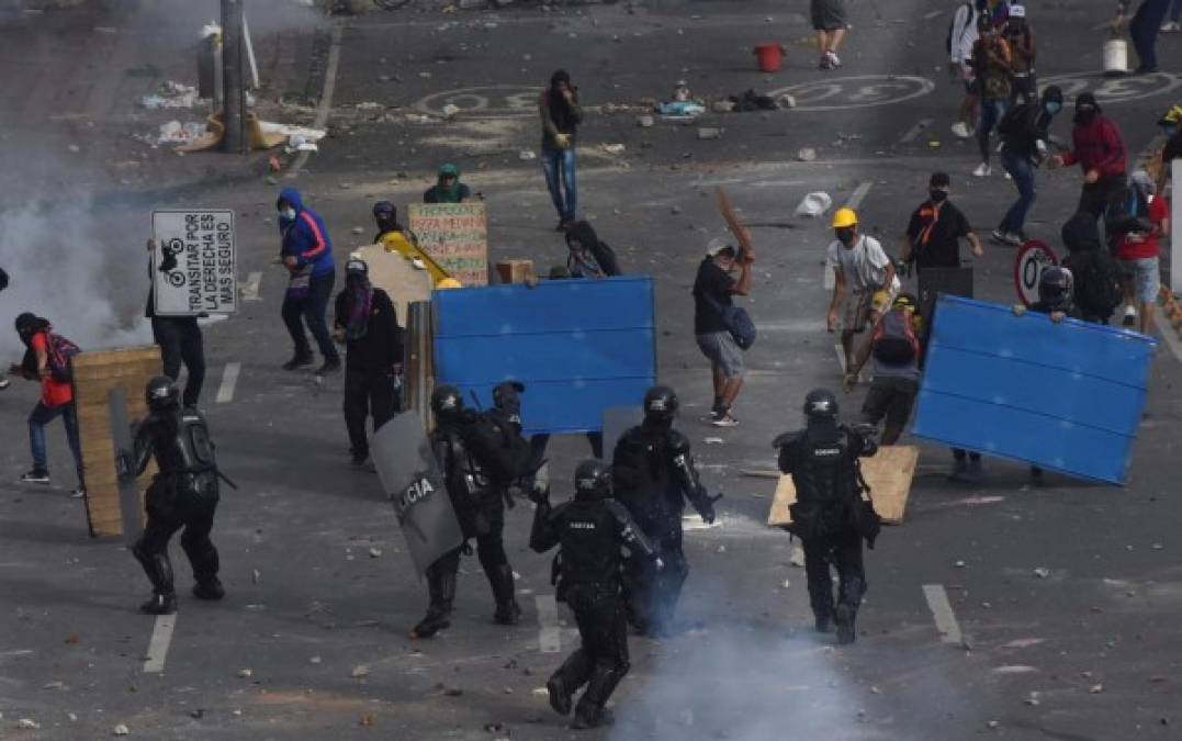 Lo que empezó el miércoles como una manifestación pacífica en rechazo a una reforma fiscal ya retirada se transformó en graves protestas contra el gobierno. Según datos oficiales las jornadas dejan 19 muertos (al menos tres por disparos), 89 personas desaparecidas y 846 heridos.