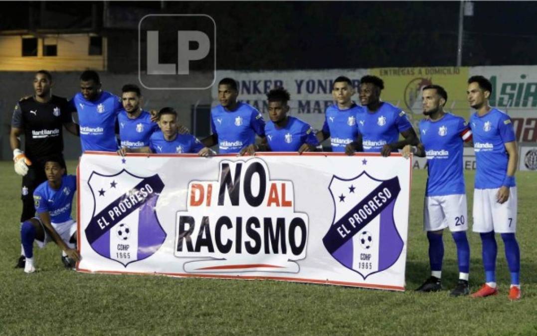 Los jugadores del Honduras Progreso salieron al campo con un cartel: “Di no al racismo”.