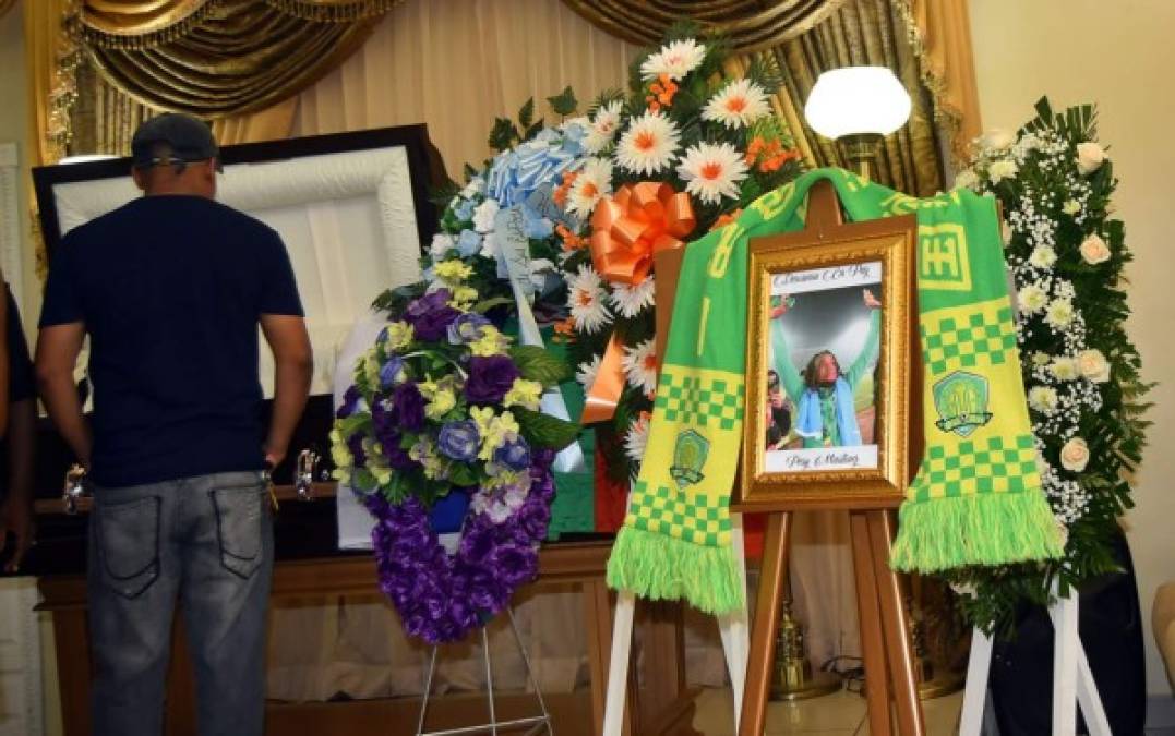 Un buen número de personas llegaron al velatorio del 'Pery' Martínez en la funeraria Amor Eterno de La Ceiba.