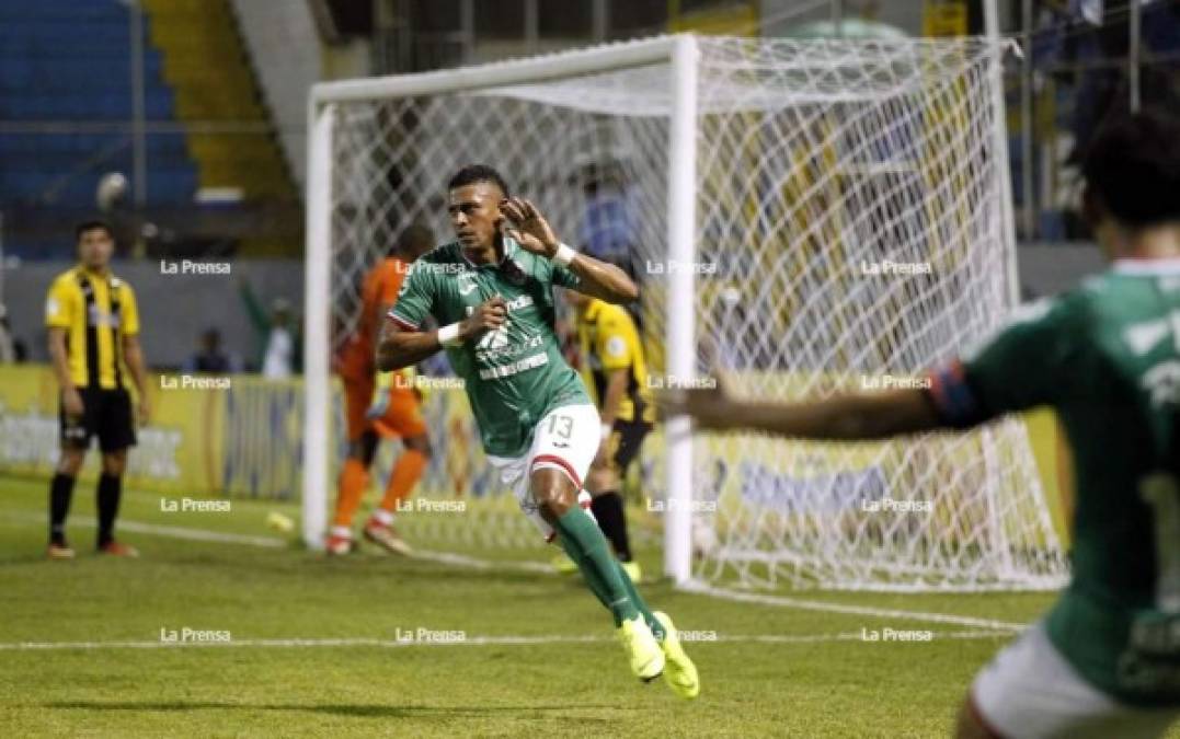 Carlo Costly corre a celebrar su primer gol con la camiseta del Marathón.