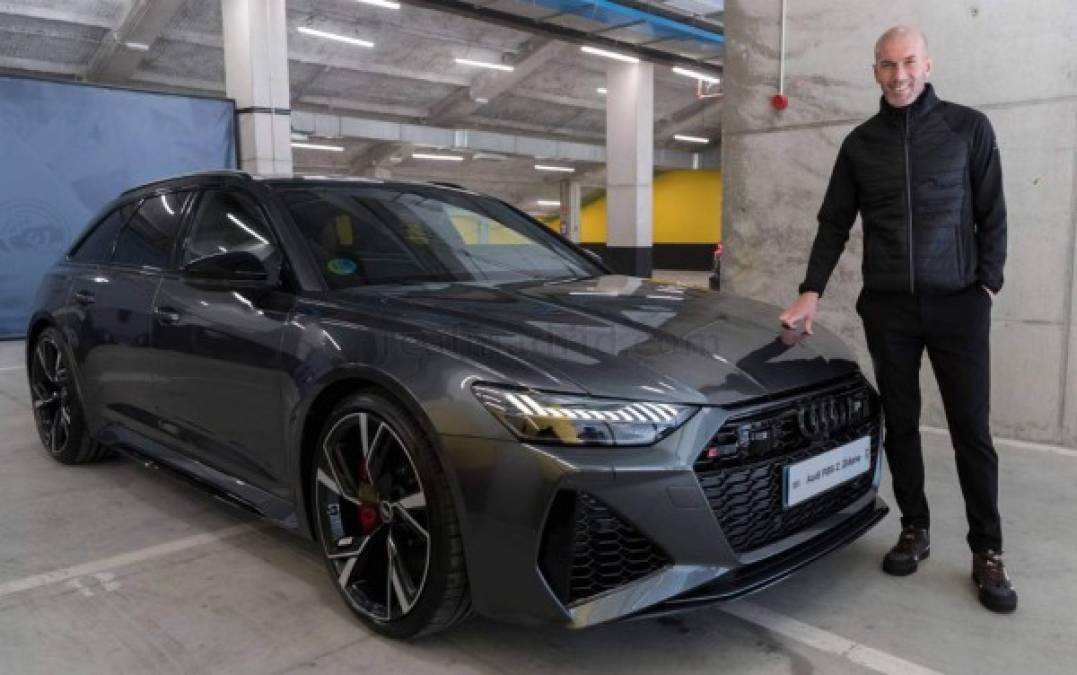 Por decimoséptima temporada consecutiva, la plantilla del Real Madrid ha recibido los coches oficiales para lo que resta de temporada. Zidane fue el primero en seleccionar su vehículo.