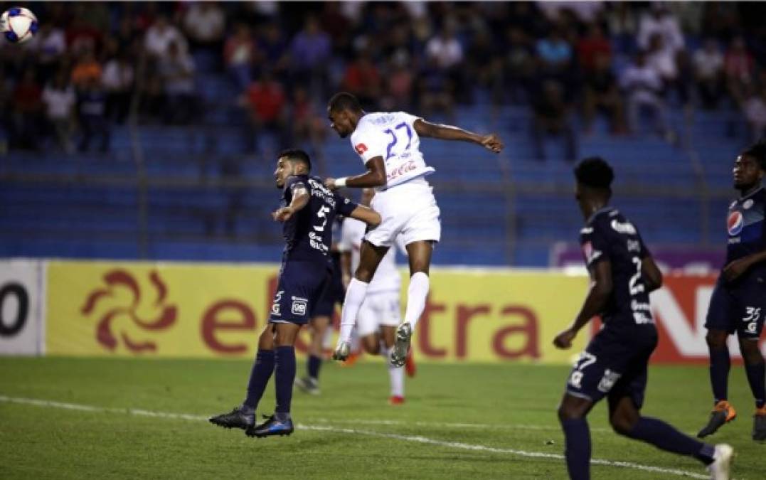 Jerry Bengtson hizo el 2-0 del Olimpia con este remate de cabeza.