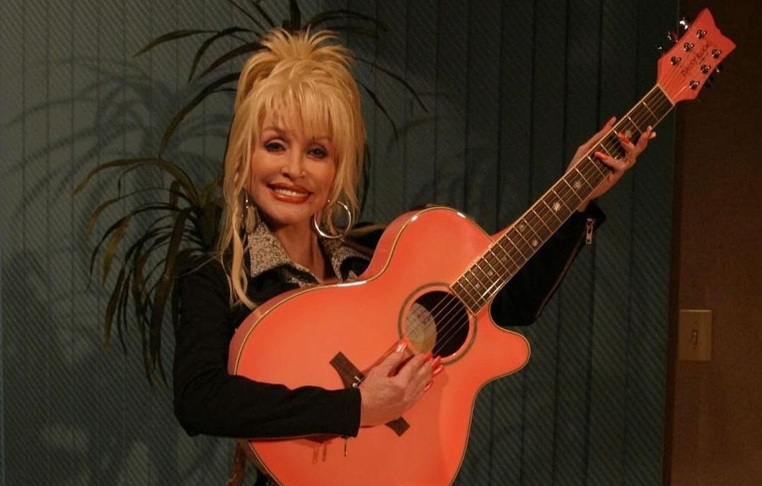 Dolly Parton lanza su propia línea de maquillaje