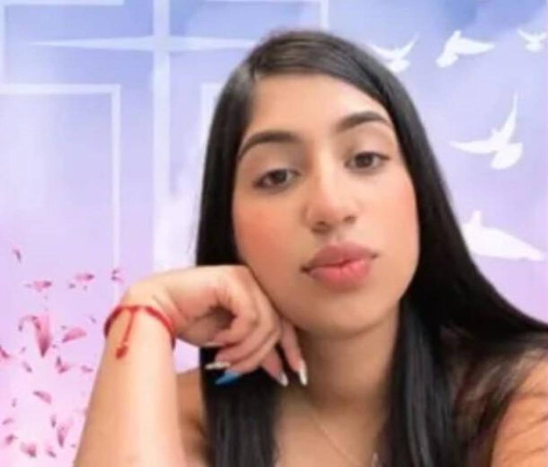 Según informes preliminares, el hecho ocurrió cuando la joven, que se desplazaba en su vehículo mientras realizaba un servicio de entrega (delivery), fue sorprendida por la balacera.