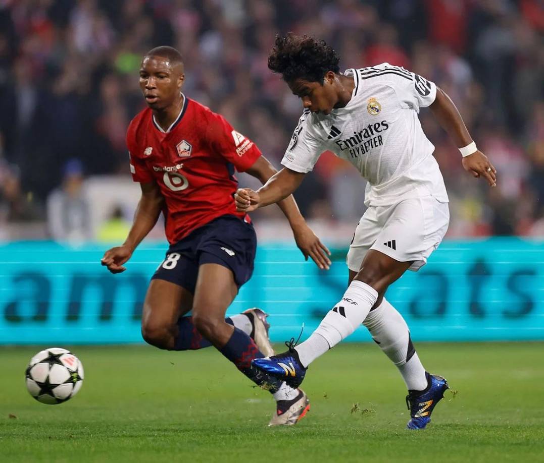 Endrick fue titular por primera vez en la Champions League y con este disparo casi marca gol, pero la tapó el portero. Después salió de cambio en el segundo tiempo.