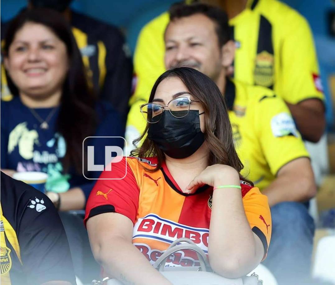 Guapas chicas llegaron al coloso sampedrano para apoyar al Real España.