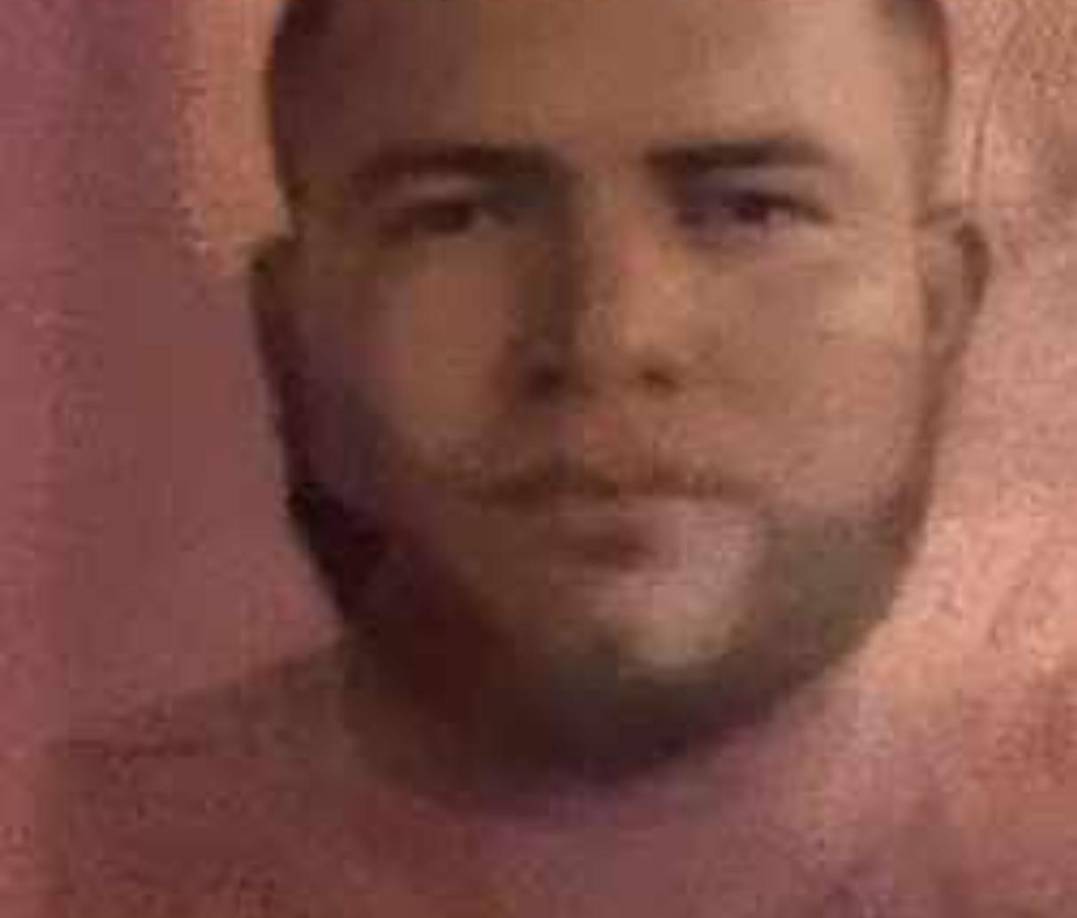 Según informes preliminares de medios locales, cuando llegó al lugar con su casco de motocicleta en mano, fue sorprendido por un agresor que, acompañado por un cómplice, le disparó repetidamente.