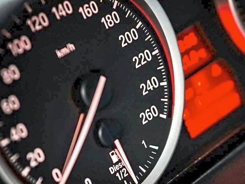 En autopista reduce la velocidad de conducción cuando las condiciones de tráfico lo permitan. Reducir la velocidad de 105 a 88 kilómetros por hora reduce el consumo de combustible entre 10 y 15% de acuerdo a la Agencia de Protección Ambiental de los EU.