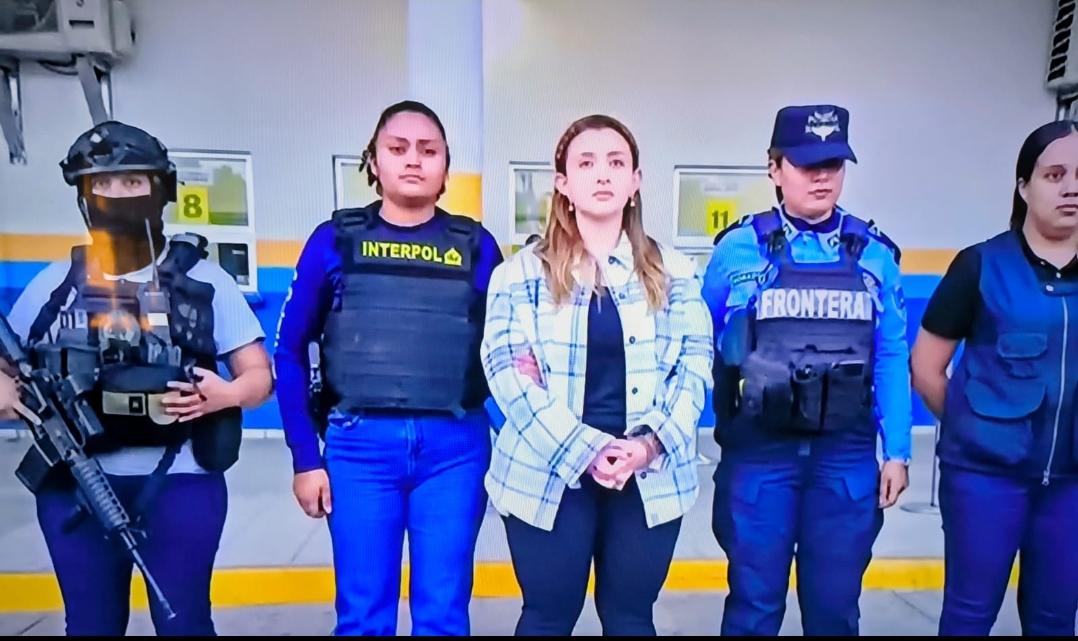 El día que Yosari apareció en corrido de los Valle Valle; hoy es acusada por tres asesinatos