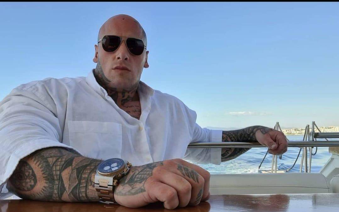 Martyn Ford tiene la capacidad de levantar, por ejemplo, a la mujer más obesa y pesada de toda Gran Bretaña, que presenta un peso de alrededor de 350 Kg.