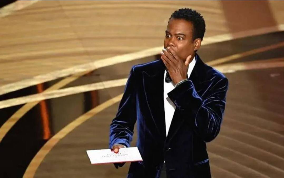 Chris Rock momentos después de haber sido abofeteado por Will Smith en la ceremonia de los premios Oscar.