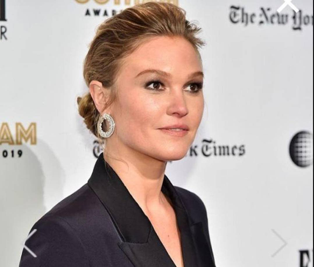 En 2022, Julia promocionó su última película: “La huérfana: el origen”, una película de terror psicológico, dirigida por William Brent Bell y escrita por David Coggeshall. Es una precuela de “La huérfana”, filme estrenado previamente en 2009. El otro año regresa ya como directora de su primer filme.