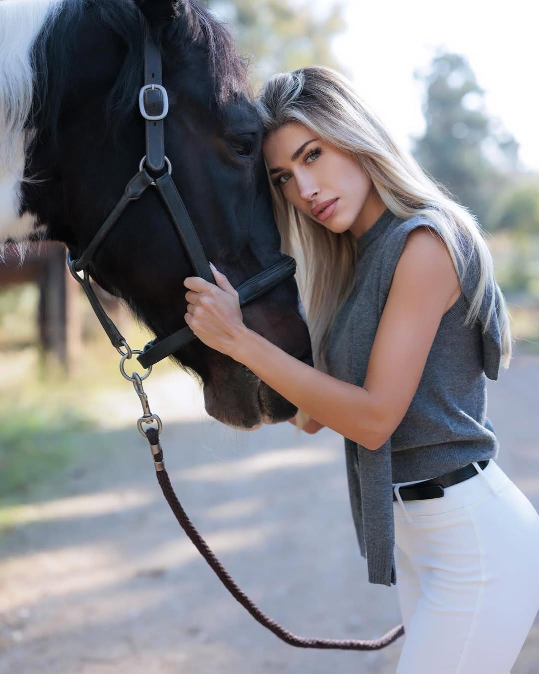 Miss Alemania renuncia a Miss Universo 2025 para cuidar a su hijo