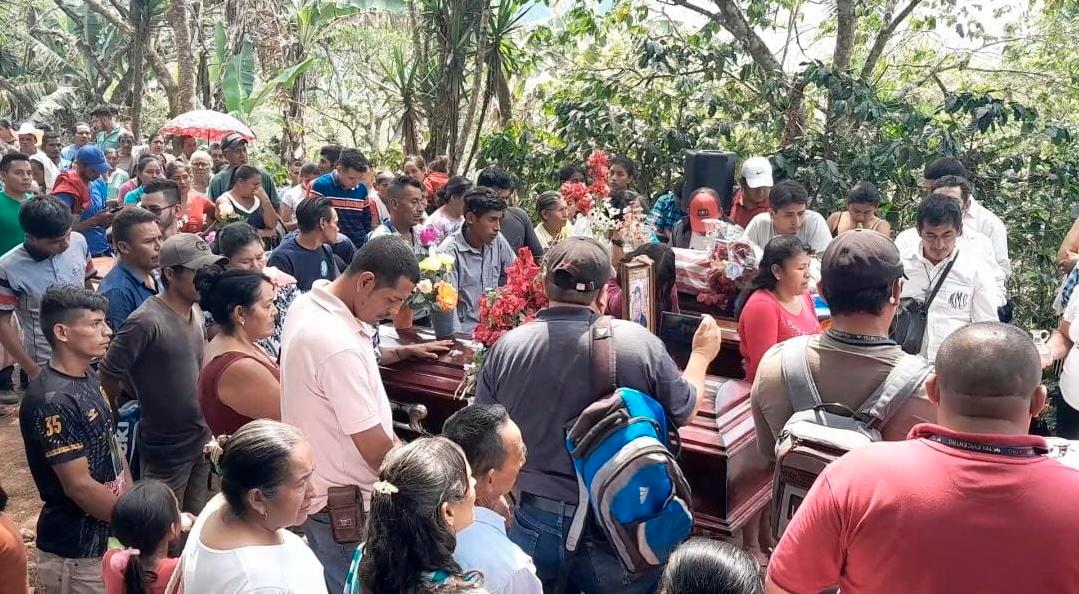 Sepultan a víctimas de accidente vial en Copán
