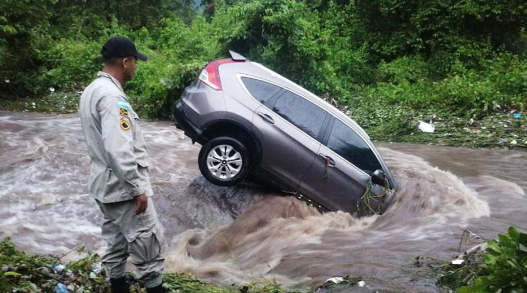 Camioneta cae en afluente en El Zapotal en San Pedro Sula
