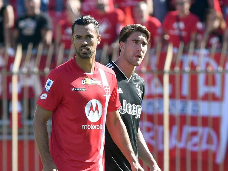 Pablo Marí, ex Arsenal y Flamengo, fue atacado y debió ser trasladado en helicóptero a un hospital.