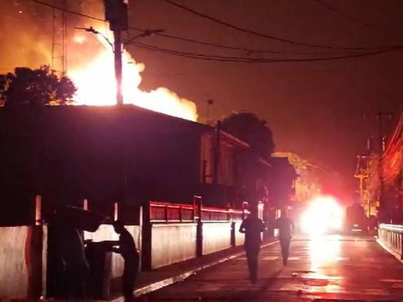 Hospital de Roatán es consumido por las llamas