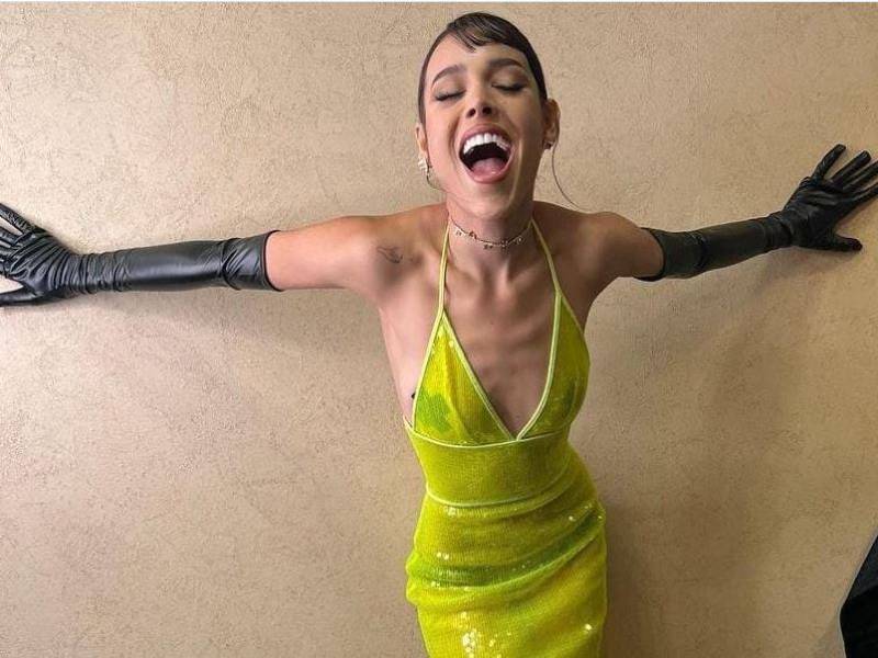 Danna Paola acudió a los Premios Juventud con este vestido amarillo de transparencias.