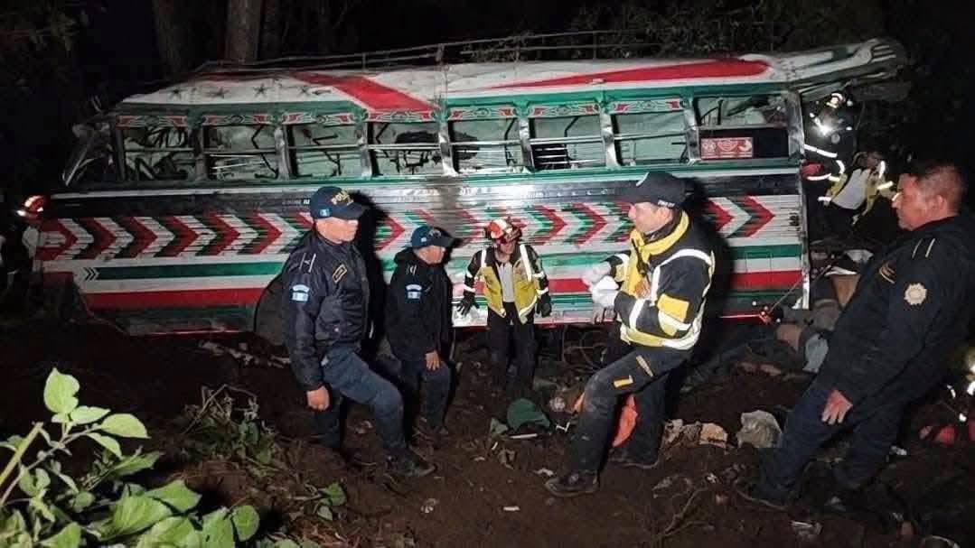 Se fue a un barranco: al menos 15 muertos en accidente de bus en Guatemala