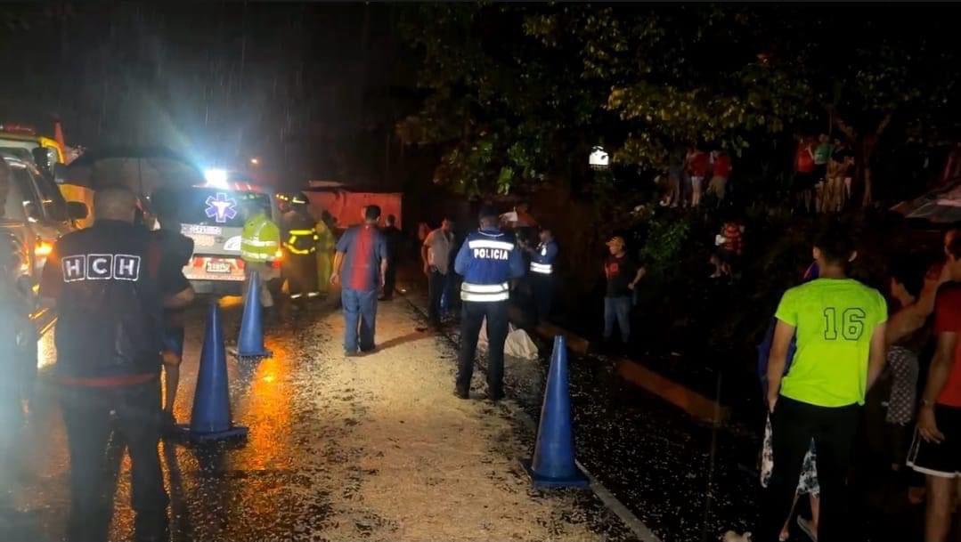 Agentes de la policía llegaron al sitio, en el que se reporta tránsito lento.