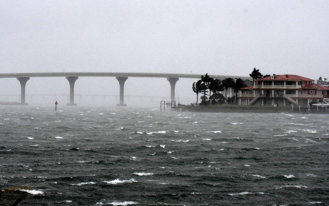 Florida siente ya el azote del poderoso y temible huracán Ian de categoría cuatro (Fotos)