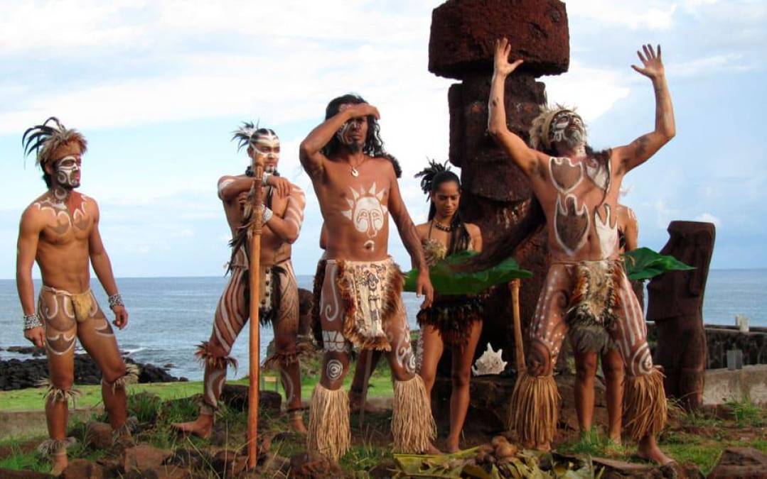 10. Rapa Nui, Chile: A unas 2.300 millas de la costa de Chile en el Océano Pacífico Sur, Rapa Nui, declarado Patrimonio de la Humanidad por la UNESCO, es famoso por sus aproximadamente 900 estatuas de piedra moai monolíticas esparcidas por toda la isla. Ahora, justo a tiempo para un aniversario importante, la isla habitada más remota del mundo se prepara para abrir sus fronteras después de casi dos años de aislamiento.