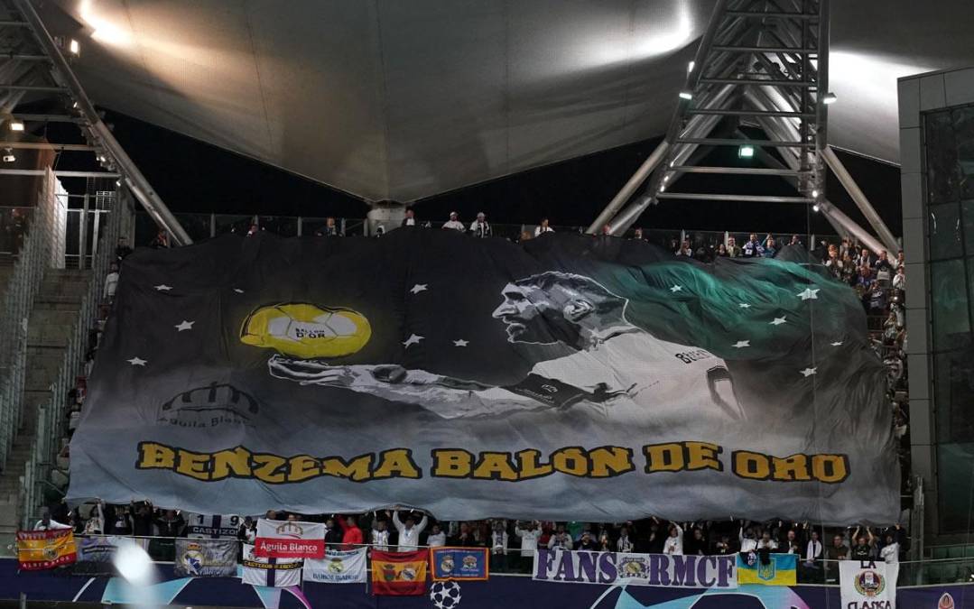 Los aficionados del Real Madrid recibieron al equipo en el estadio Municipal del Legia de Varsovia con una manta con la frase “Benzema Balón de Oro”.