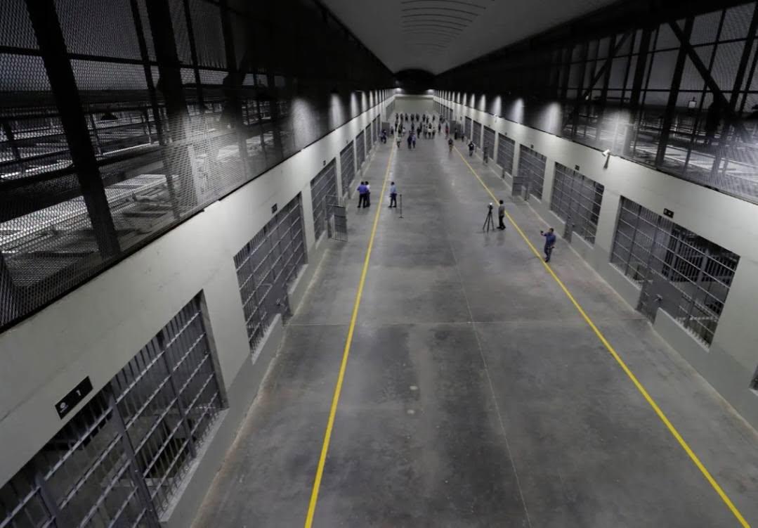 Estilo Bukele: así es la megacárcel que construyó Costa Rica para los reos más peligrosos