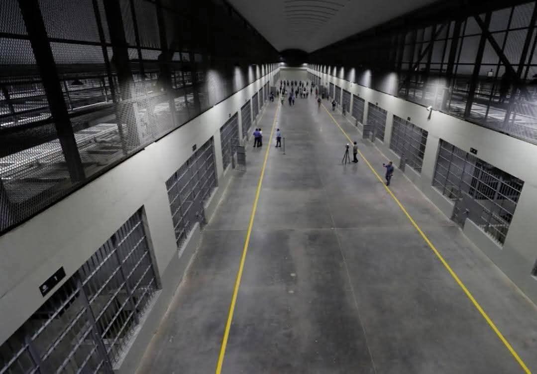 Estilo Bukele: así es la megacárcel que construyó Costa Rica para los reos más peligrosos