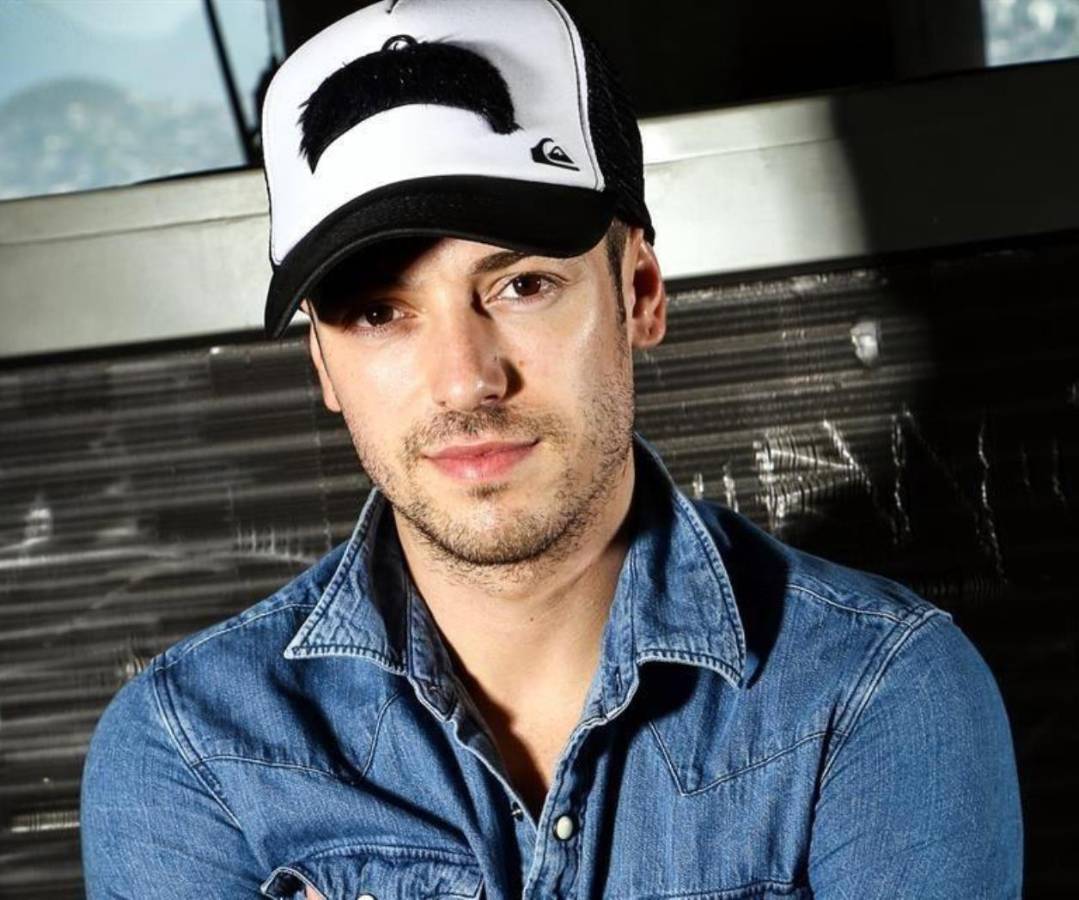 Pee Wee rompe en llanto y dice sufrir “bullying” en redes