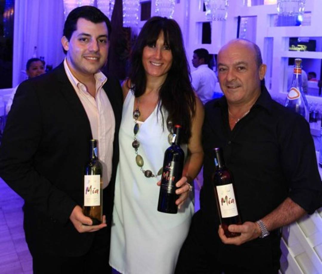 Los anfitriones Gustavo Robelo, Gloria Collell y Luis Ortega.