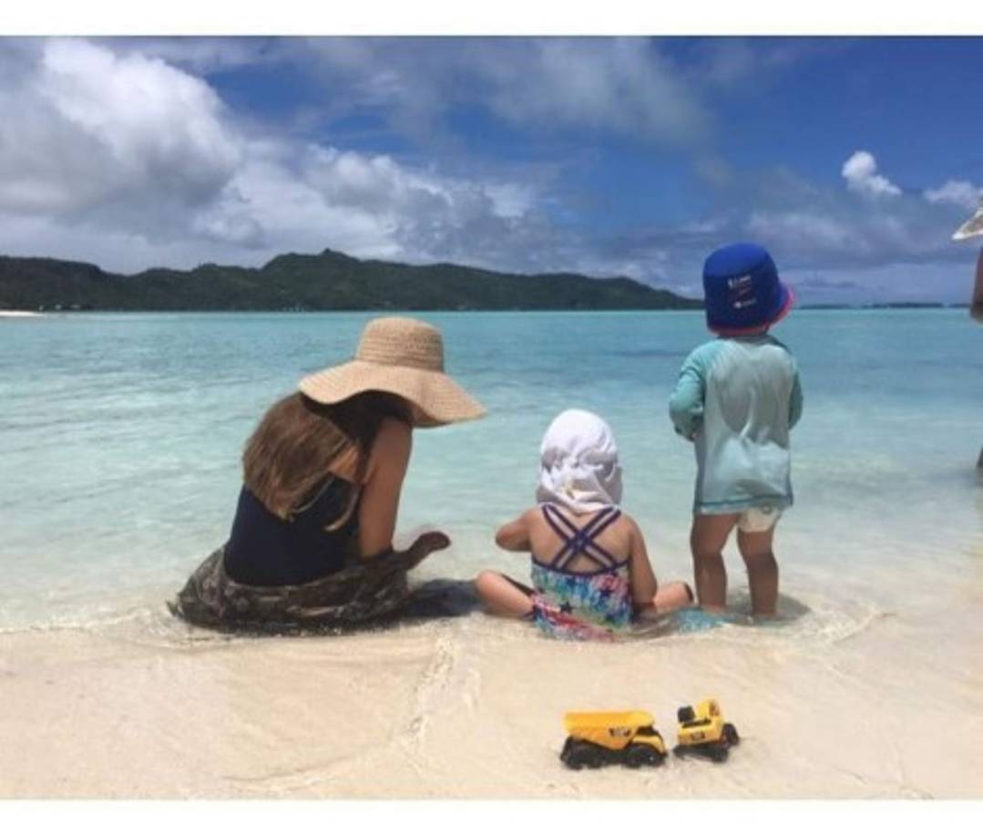 Sofía Vergara con sus sobrinos disfrutando de la playa.